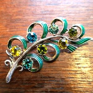 Vintage twirly fern brooch green enamel rhinestone